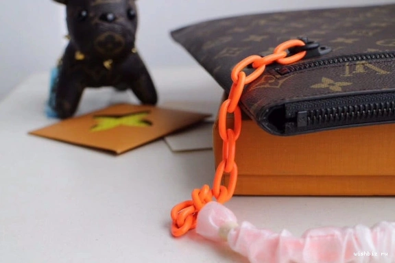 WIS VUITTON CHANELUTCH LOUIS 1208